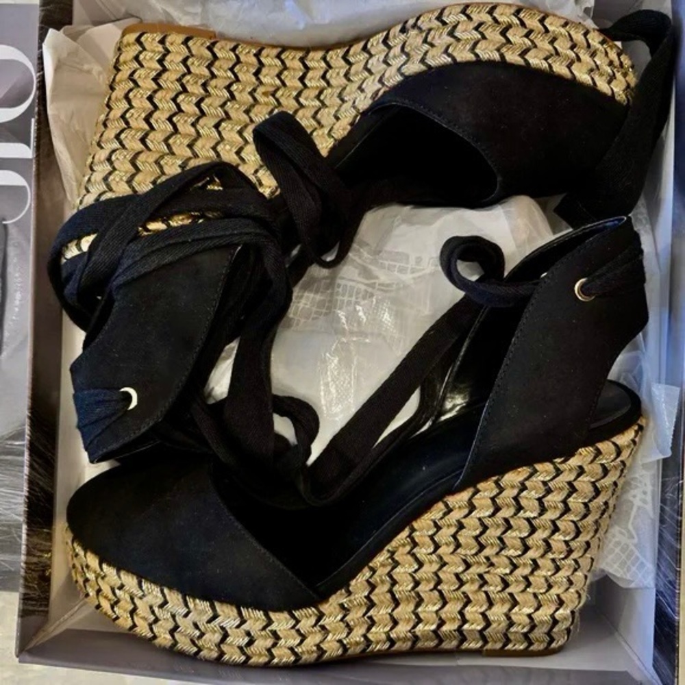 Jennifer Lopez JLO | BRAND NEW 7M Black and Gold Wedge Sandals with Tie up Laces - Picture 3 of 6